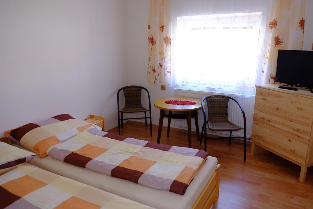 Ubytovani U Maminky Guest House เลดนิตเซ ภายนอก รูปภาพ