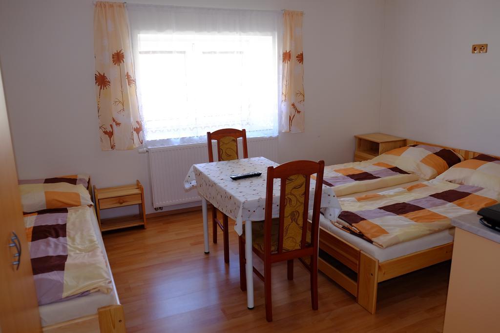 Ubytovani U Maminky Guest House เลดนิตเซ ภายนอก รูปภาพ